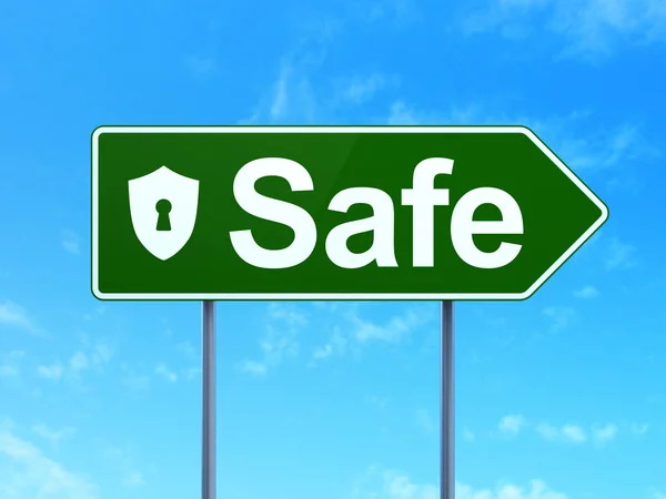 Концепция безопасности: Безопасность и щит с замочной скважины на фоне дорожных знаков — стоковое фото