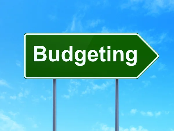 Концепція бізнесу: бюджетування на фоні дорожнього знаку — стокове фото