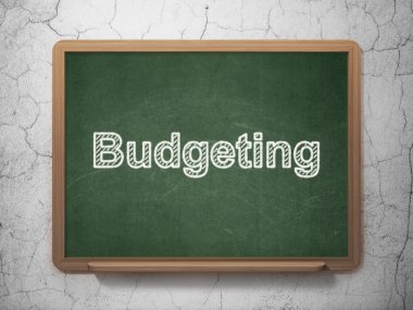 Ekonomi kavramı: Kara tahta arka plan üzerinde bütçeleme