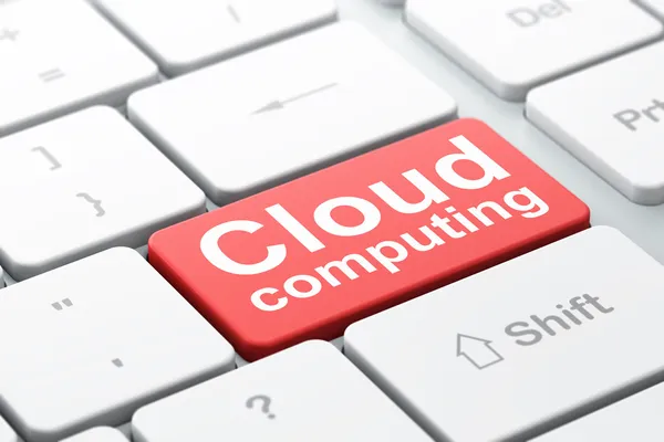 雲のネットワー キングの概念: コンピューターのキーボードの背景にクラウドコンピューティング — ストック写真