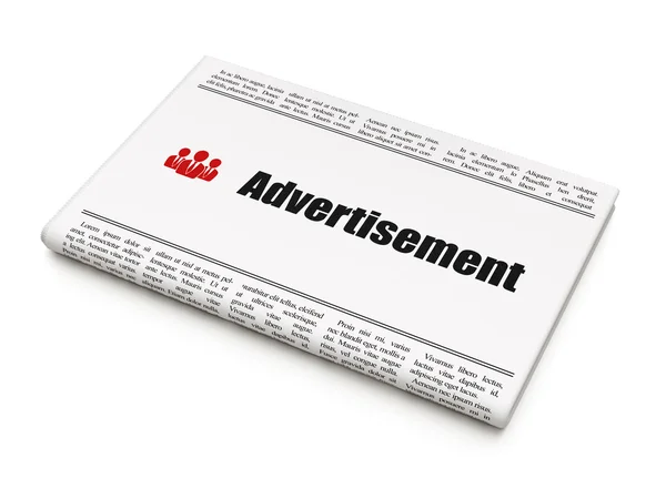 Концепция рекламы: газета с рекламой и деловыми людьми — стоковое фото