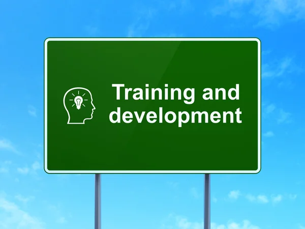 Koncepcja edukacji: szkolenia i rozwoju i głowy z żarówki na drodze tło znak — Zdjęcie stockowe