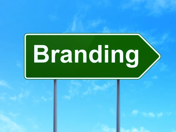 Concept marketing : Branding sur fond de panneau routier — Photo