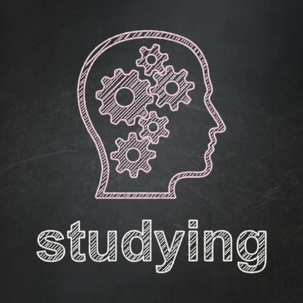 Onderwijs concept: hoofd met versnellingen en studeren op schoolbord achtergrond — Stockfoto