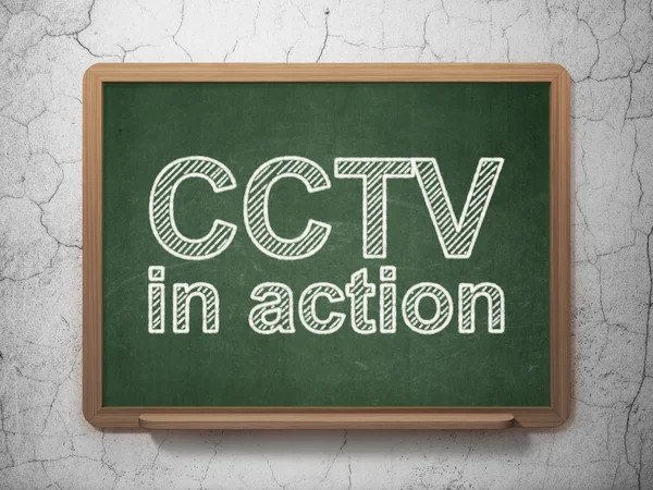 Privatsphäre-Konzept: cctv in Aktion auf Kreidetafel Hintergrund — Stockfoto