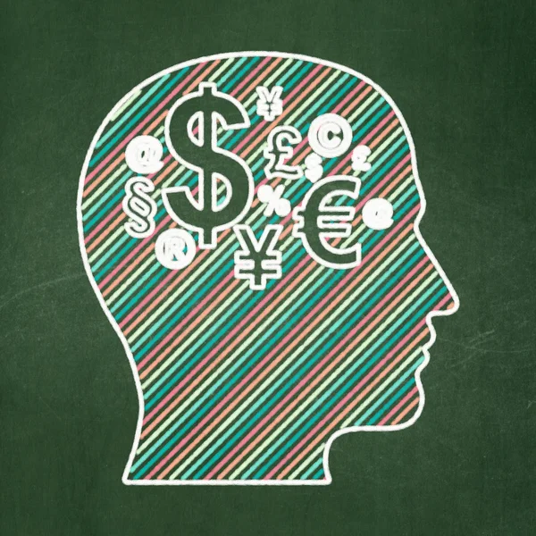 财务理念： 头与财务符号上黑板背景 — 图库照片