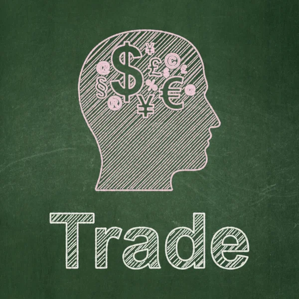 Finanzkonzept: Kopf mit Finanzsymbol und Handel auf Kreidetafel-Hintergrund — Stockfoto