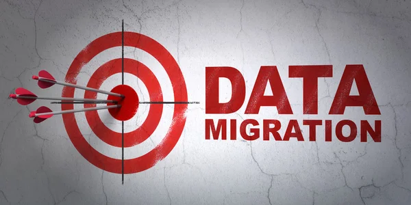 Концепция данных: мишень и миграция данных на фоне стен — стоковое фото