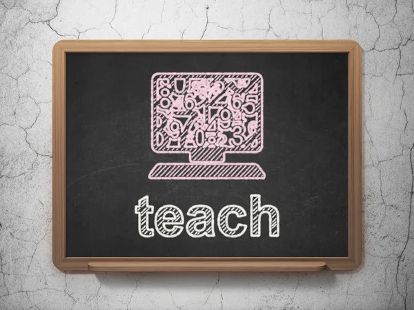 Концепция образования: Компьютерный ПК и преподаватель на фоне доски — стоковое фото