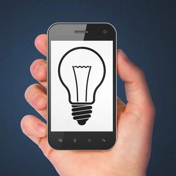 Geschäftskonzept: Glühbirne auf dem Smartphone — Stockfoto