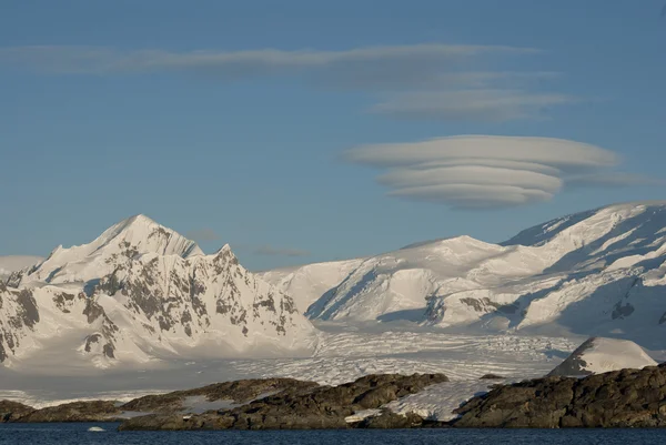 Antarctische bergen op een zonnige dag. — Stockfoto