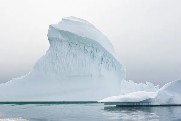 Jéghegy az antarktiszi vizek. Jogdíjmentes Stock Képek