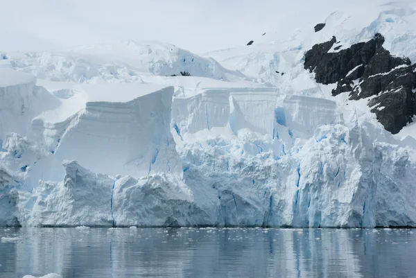 L'iceberg si stacca da un ghiacciaio . — Foto Stock