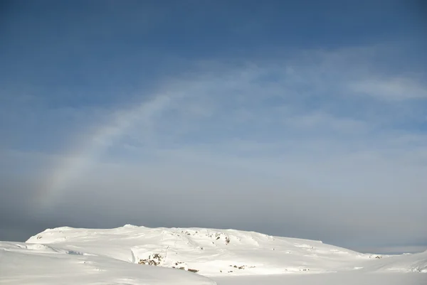 Rainbow over sneeuw bedekte Antarctische eilanden. — Stockfoto