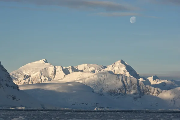 Antarktis bergen i månskenet på en dag. — Stockfoto