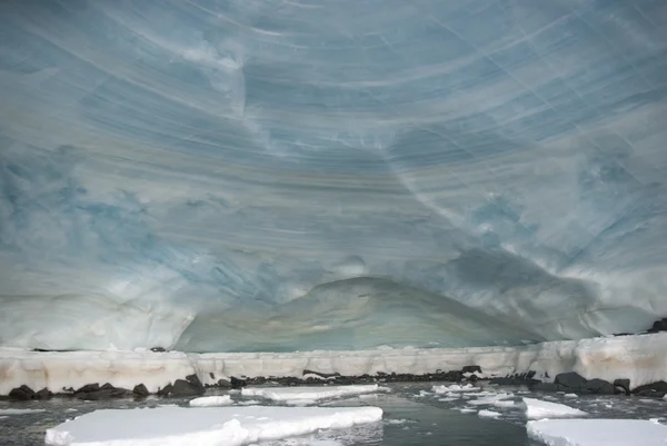 沿海的山洞里南极冰川. — 图库照片