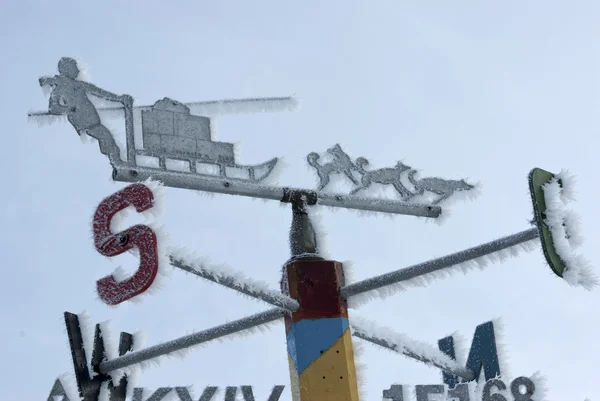 Wegwijzer richtingen van het kompas in de Antarctische wateren. — Stockfoto