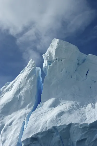 Topje van een ijsberg tegen een blauwe hemel Antarctische zomer. — Stockfoto