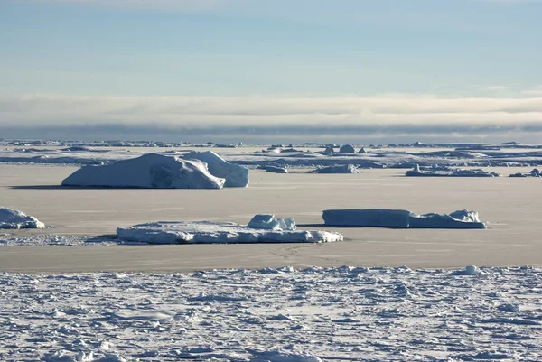冰雪覆盖的南极群岛和俩之间的海峡 — 图库照片