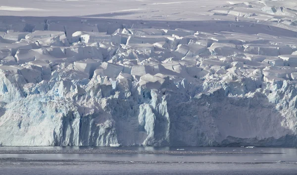 Gletsjers uitglijden op de kust van het Antarctische schiereiland 1 — Stockfoto