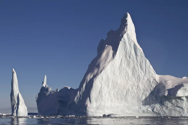 Iceberg pirâmide com dois picos em águas antárticas — Fotografia de Stock