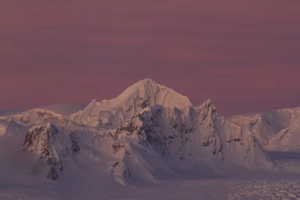 Шеклтон піку в ланцюг з гір у Антарктичний peninsu — стокове фото