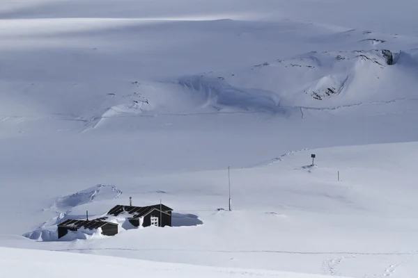Alte antarktische Forschungsstation im Winter bewölkt — Stockfoto