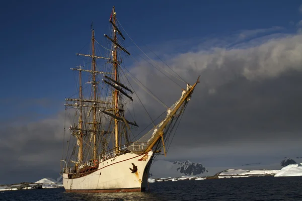 Segelfartyg på bakgrund av bergen i Antarktis — Stockfoto