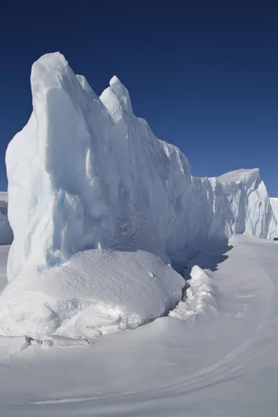 Steile kant van de koepel van de ijsberg die is bevroren in antarcti — Stockfoto