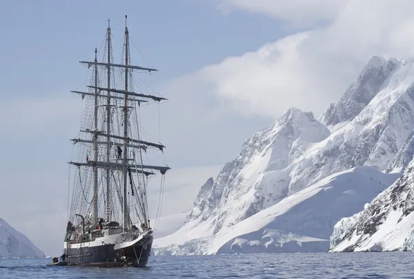 Navio de turismo que navega dia de verão em um fundo de pico de montanha — Fotografia de Stock