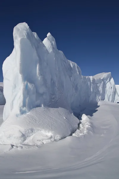 陡边的圆顶被冻结在南极的冰山一角 — 图库照片#