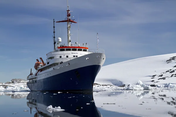 Голубой с белым туристическим кораблем летний день в водах Антарктики — стоковое фото