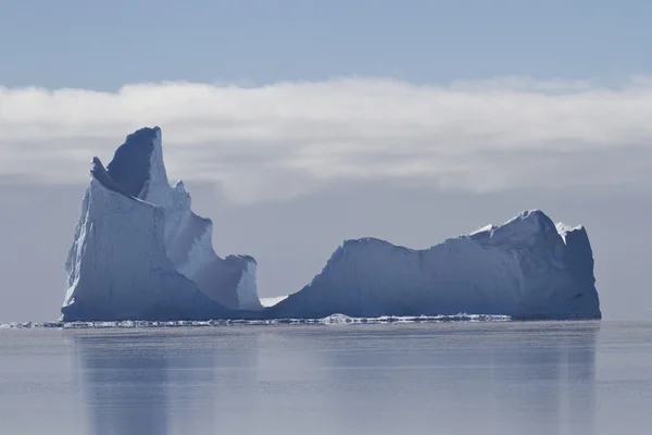 南の海で 1 つの頂点を持つ大規模な氷山 — ストック写真