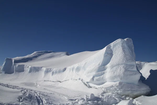 Grote platte bevroren ijsberg in de Zuidelijke Oceaan Antarctische winter — Stockfoto