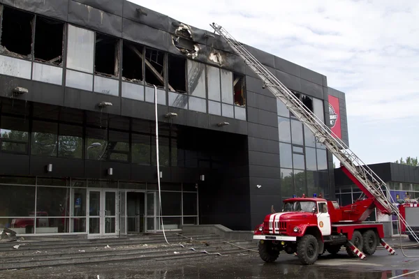 Brannbil ved sportsanlegget Donbass etter brannen – stockfoto