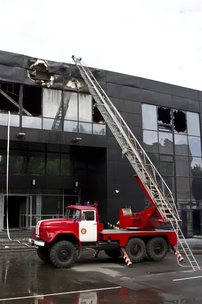 Consecuencias de un incendio en un complejo deportivo Druzhba en la ciudad o — Foto de Stock