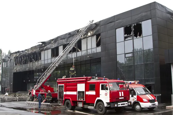 Två brandbilar nära sport komplex donbass efter branden — Stockfoto