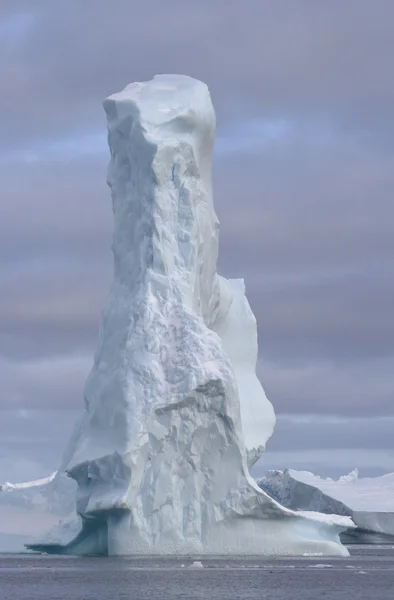 Iceberg alto como uma coluna nas águas antárticas do verão — Fotografia de Stock