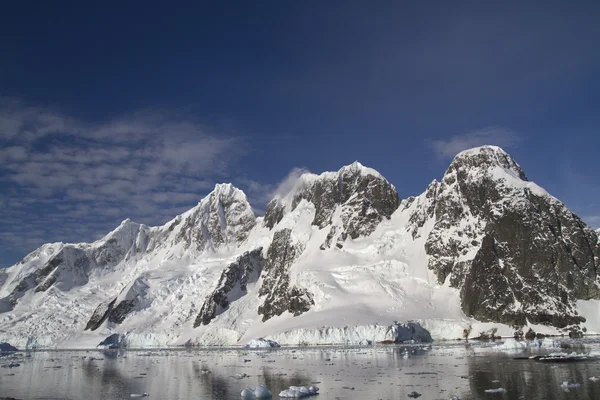Pasmo górskie na wyspie w pobliżu półwyspu Antarktycznego, słoneczny — Zdjęcie stockowe
