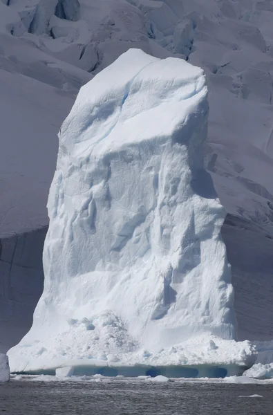 Айсберг как столп на фоне ледника — стоковое фото