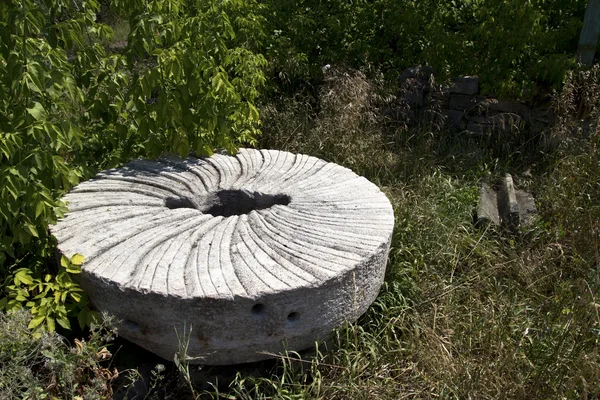 Buğday taneleri un öğütmek için eski millstone — Stok fotoğraf