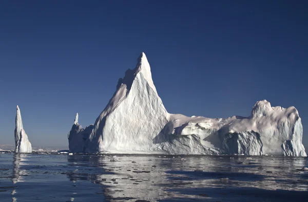 Большой айсберг с несколькими вершинами у берегов Антарктиды — стоковое фото