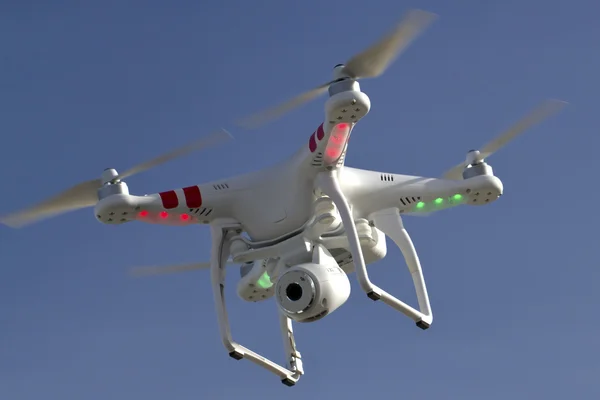 Pequeno helicóptero não tripulado com uma câmera flutuando no céu Anta Imagens De Bancos De Imagens