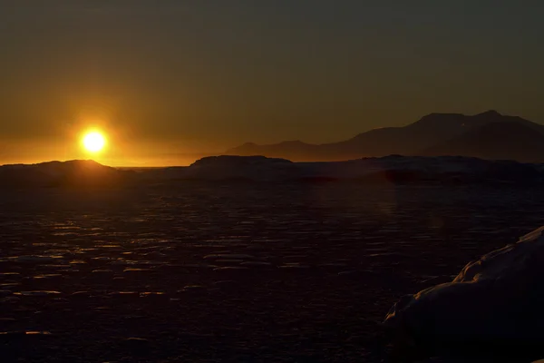 Eilanden en wateren van de Antarctische winteravond bij zonsondergang — Stockfoto