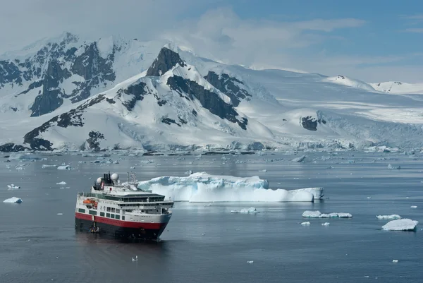 Touristenboot an einem Sommertag in der Meerenge nahe der Antarktis — Stockfoto