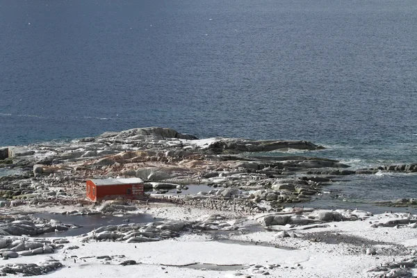 Stazione antartica abbandonata su una delle isole vicino all'Antar — Foto Stock