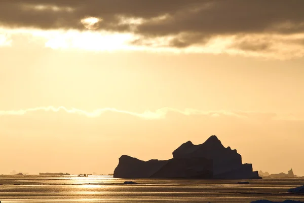 Buzdağı Antarktika sularında batan güneş ışınlarının bir — Stok fotoğraf
