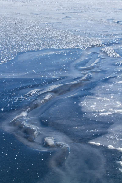 Ghiaccio trasparente dell'Oceano meridionale congelato — Foto Stock