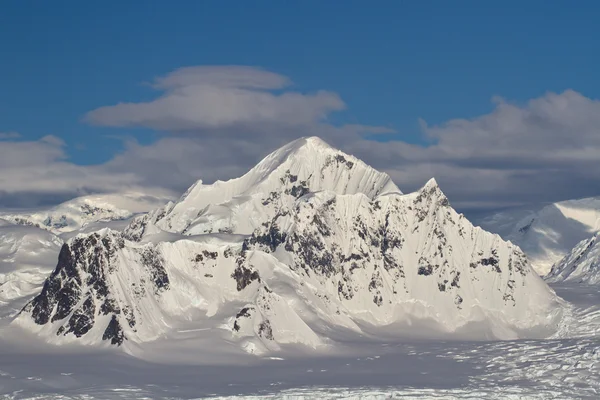 Montagne Shackleton dans la chaîne de montagnes sur le Penin antarctique — Photo