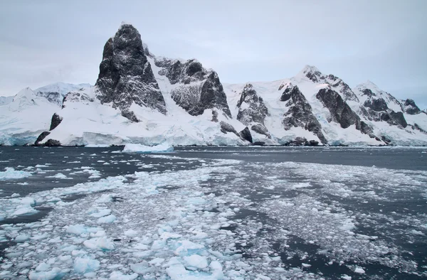 Sistema montañoso de la Península Antártica a la entrada de la Imagen de archivo
